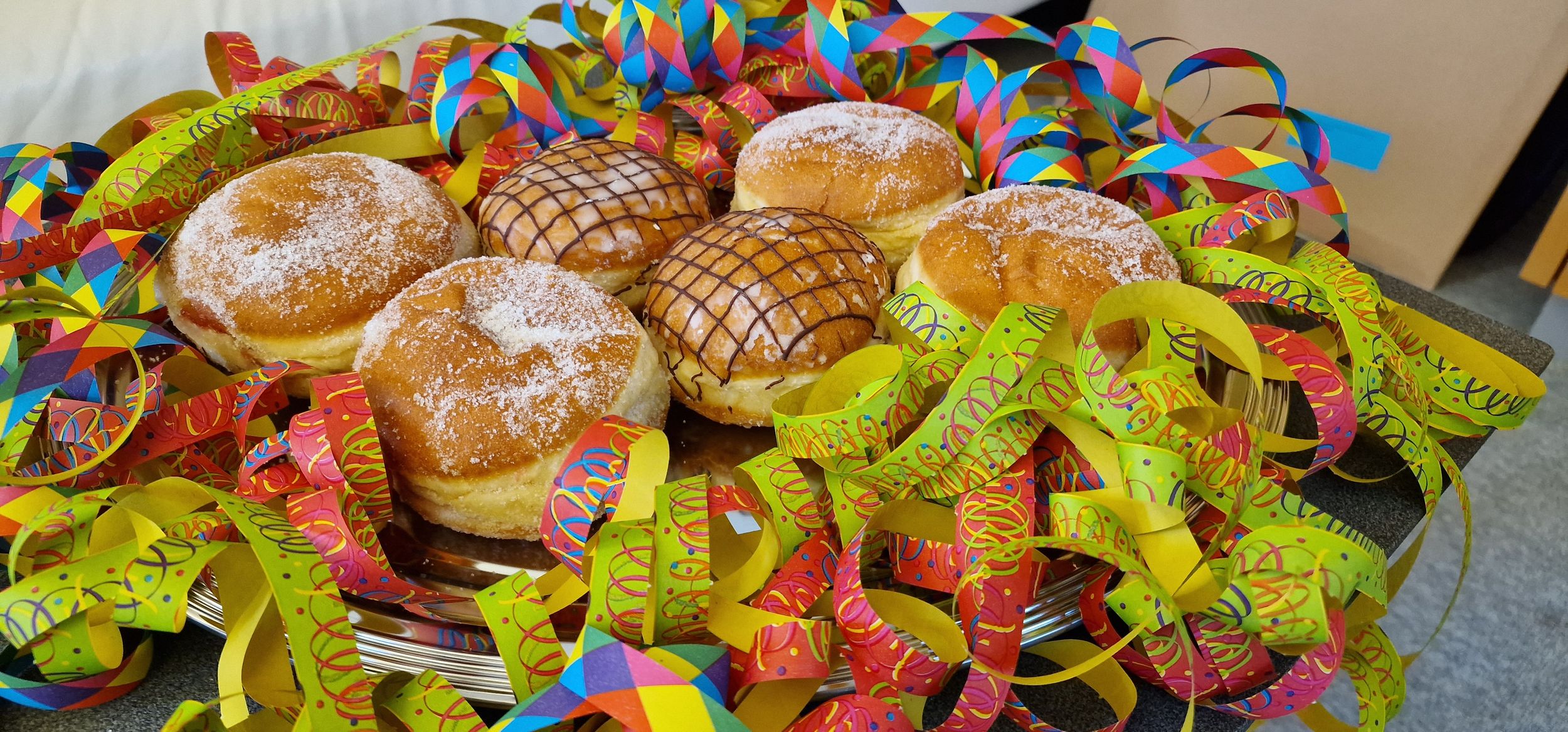 Faschingskrapfen mit Luftschlangen