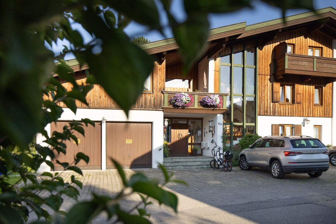 Landhaus Pichler Eingang und Parkplatz