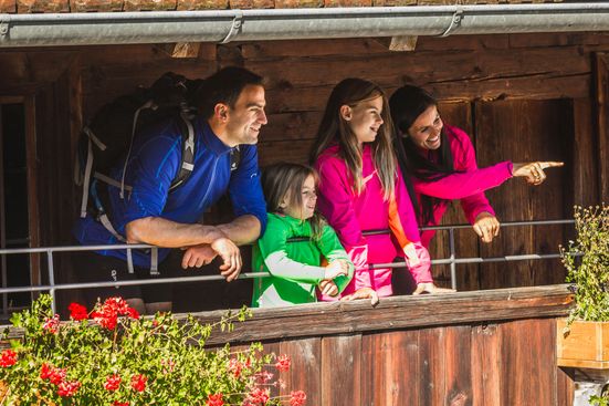 Eine vierköpfige Familie auf einem Balkon am Bauernhausmuseum in Amerang