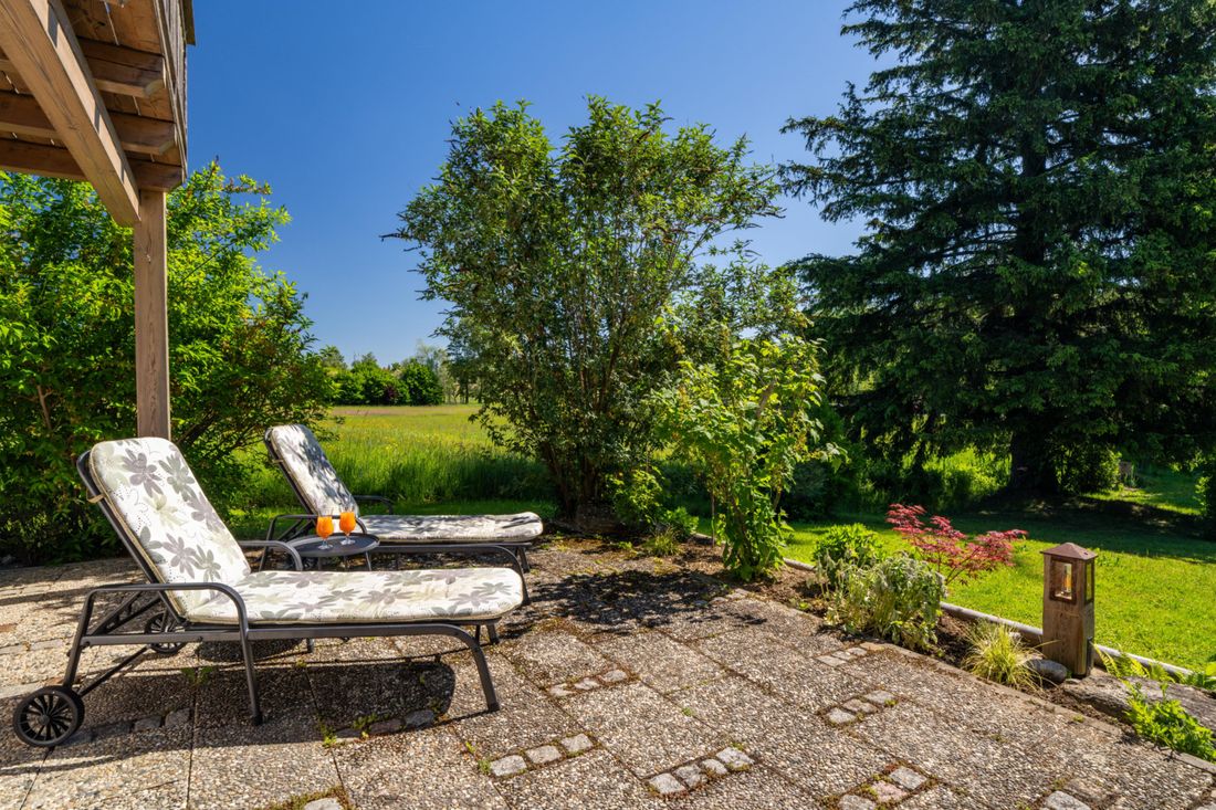 Blick auf die großzügige Ostterrasse