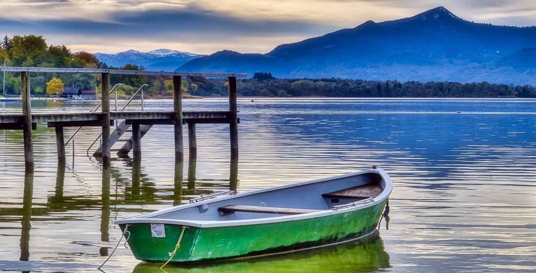 Blick über den Chiemsee in die Bayrischen Voralpen