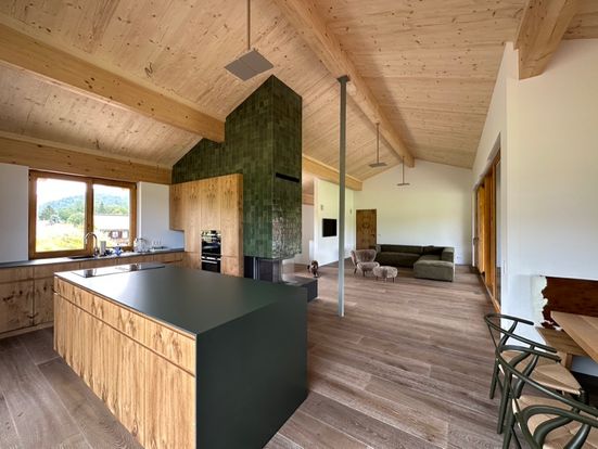 Großer, heller Wohn- und Essbereich