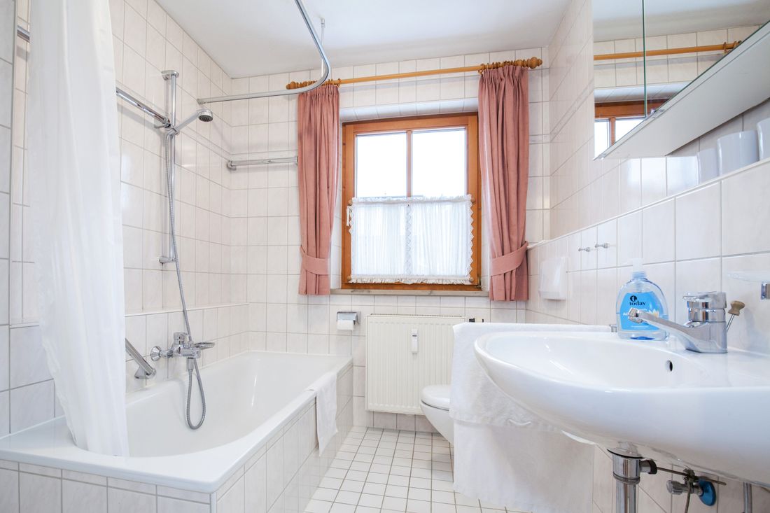 Bad mit Badewanne, Dusche, WC