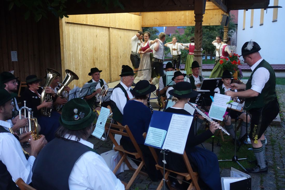 Standkonzert_und_Trachtenverein_3