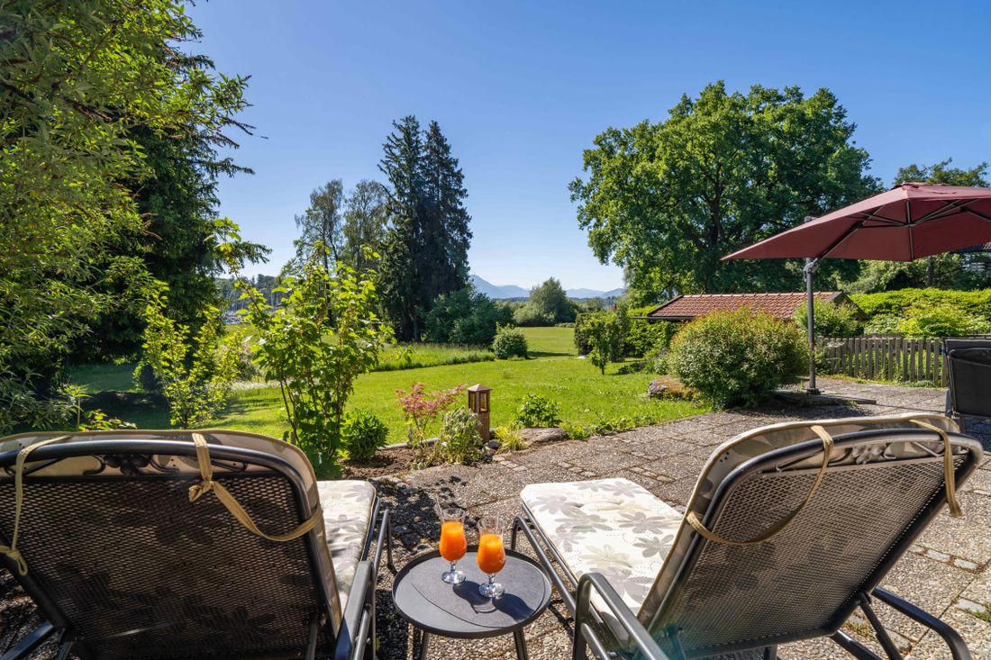 Blick von der Terrasse in Richtung Chiemsee und Berge