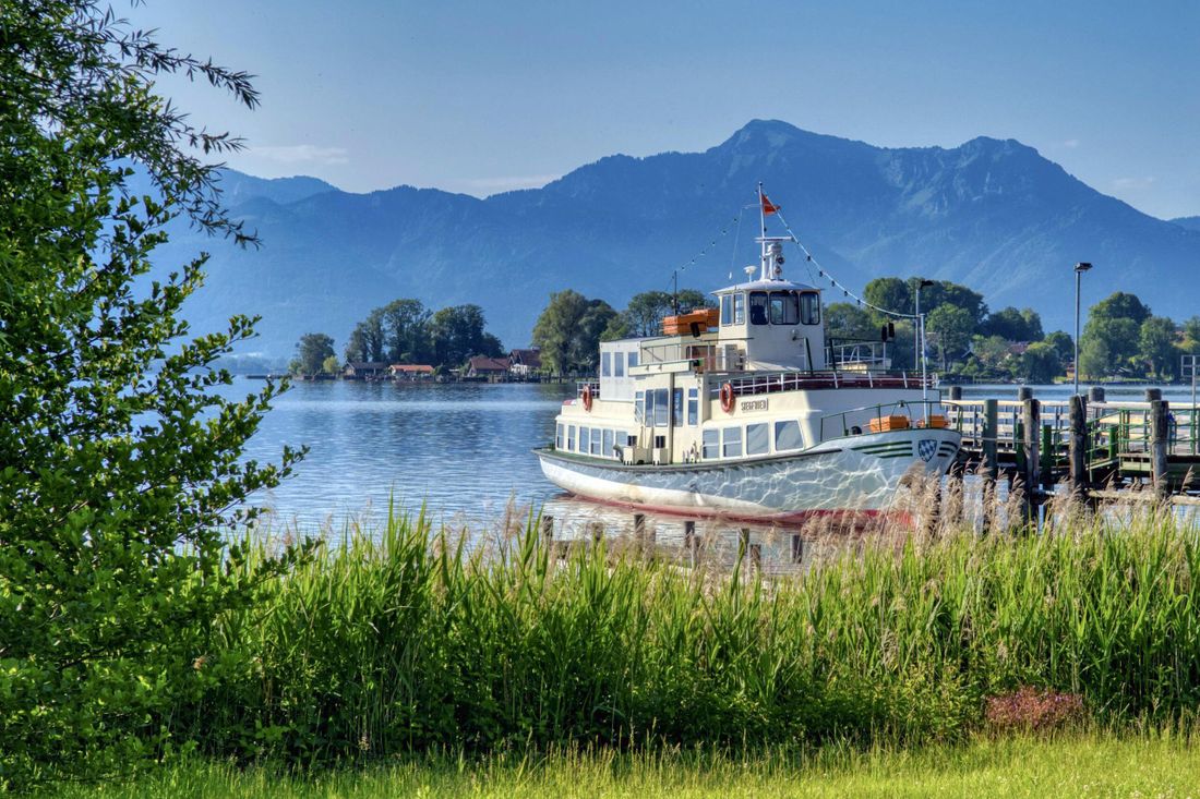 "Die Chiemsee Fähre und Anleger in Gstadt am Chiemsee zur Fraueninsel sind nur 150m vom  Lieblingseck entfernt".