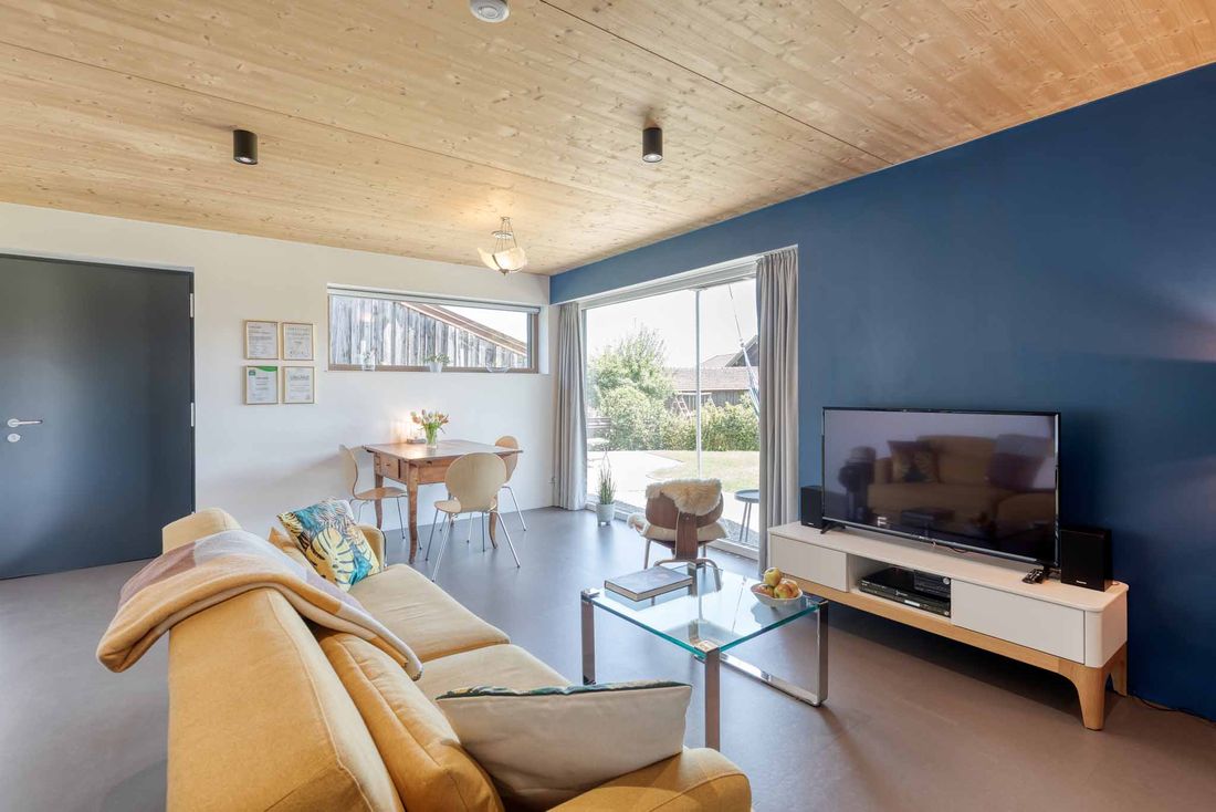"Wohn- und Essbereich der nachhaltigen Ferienwohnung Lieblingseck in Gstadt am Chiemsee, Chiemgau."