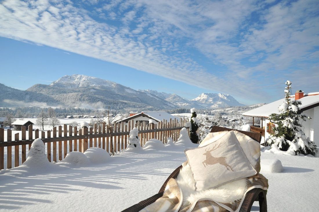 Wintersonne macht nicht nur rote Wangen. Dick eingepackt lässt sich in traumhafter Schneelandschaft herrlich entspannen.