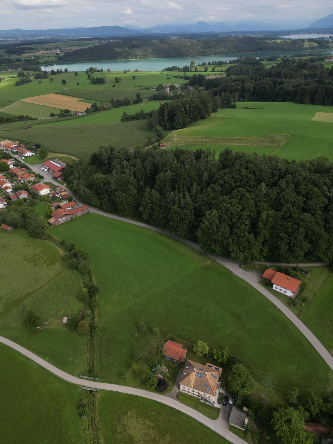Burg2 mit Anwesen und Tachinger See