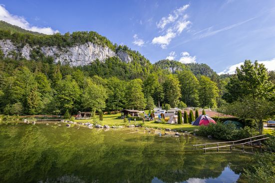 Strandbad Zellersee mit Blick auf die Zellerwand