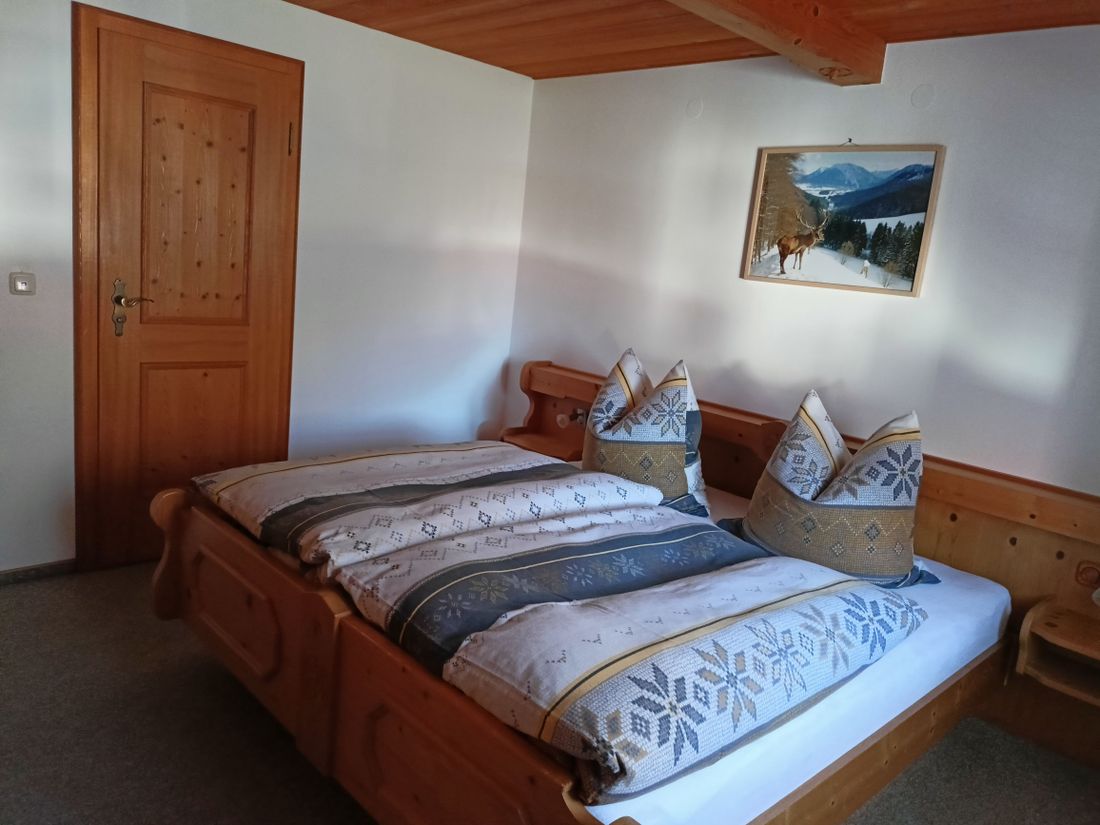 Schlafzimmer in bayerisch rustikalem Stil