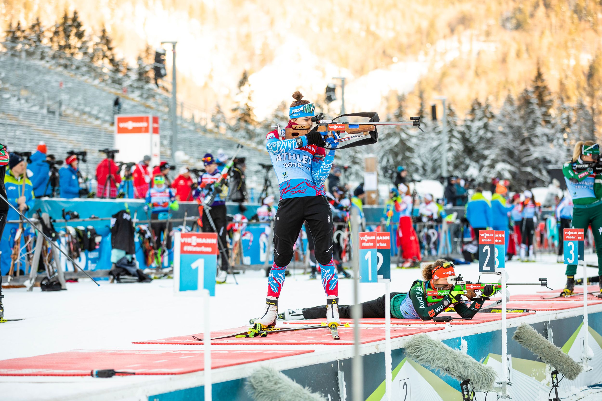 Biathletin am Schießstand während eines Wettkampfes