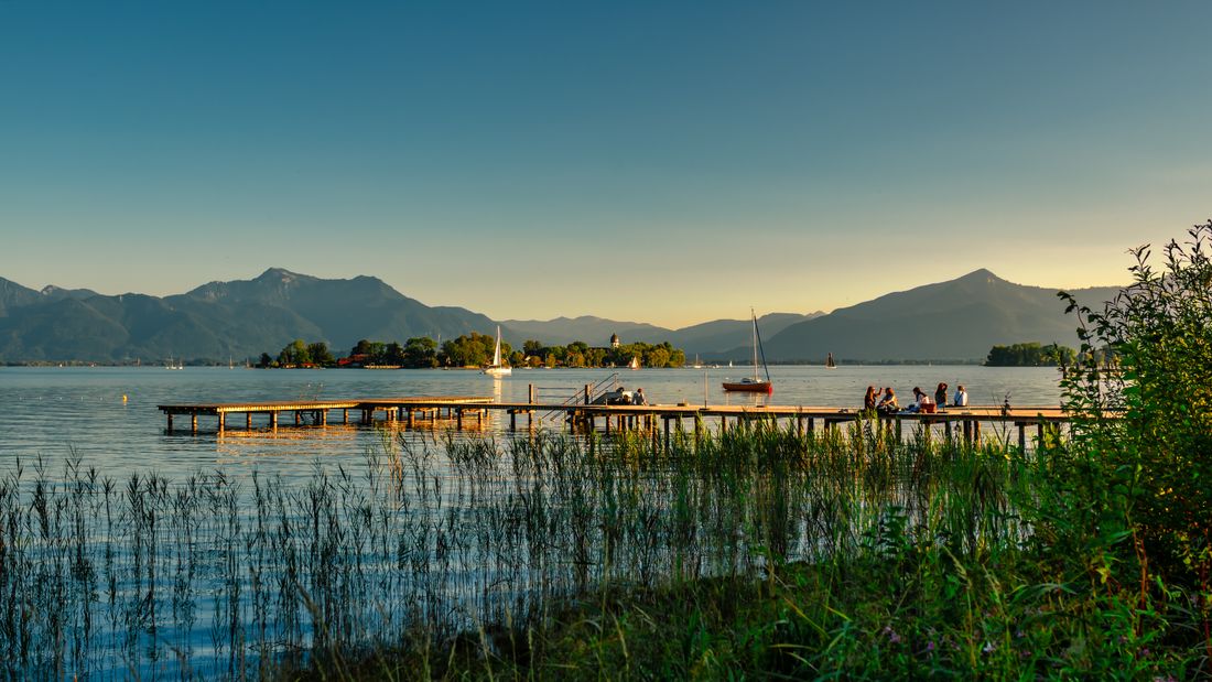 Steg im Sommer am Chiemsee