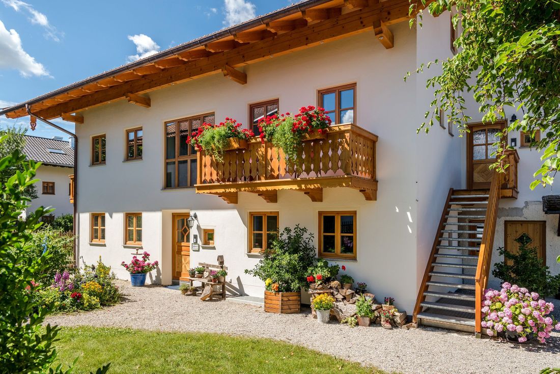 Hausansicht von Osten mit Balkon des Eckbankerls
