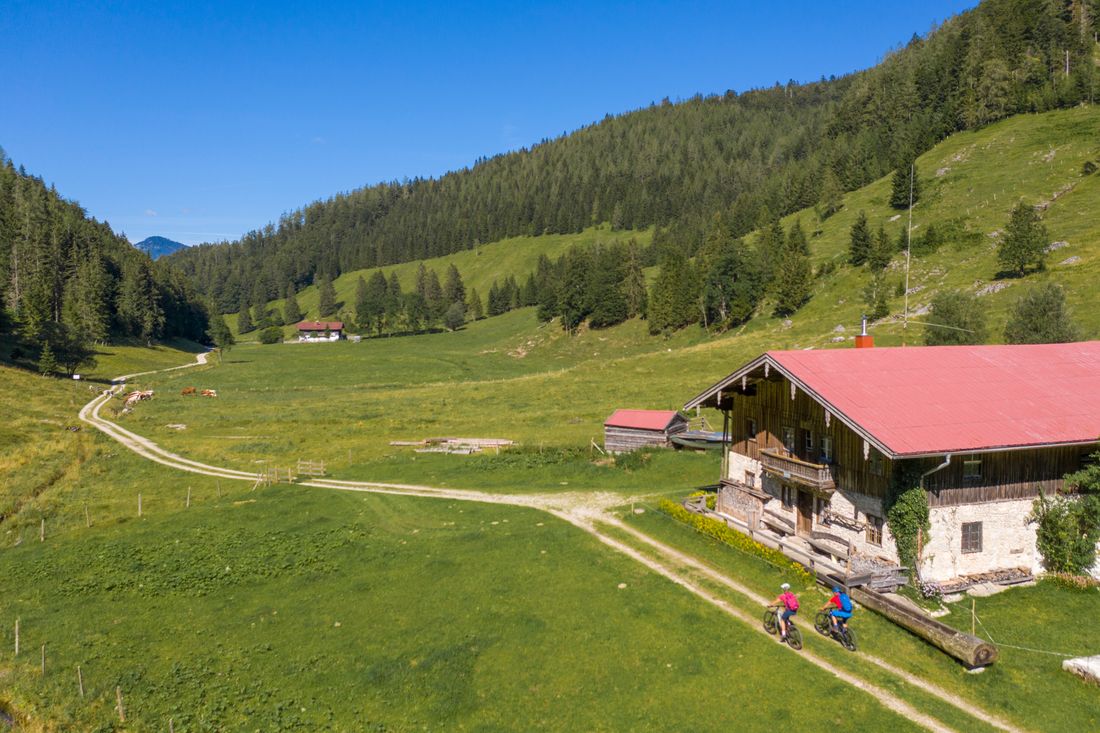 On the E-MTB it goes towards Klausenbachklamm in Reit im Winkl