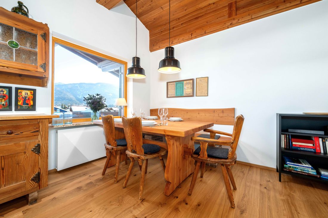 Essbereich mit Bergblick