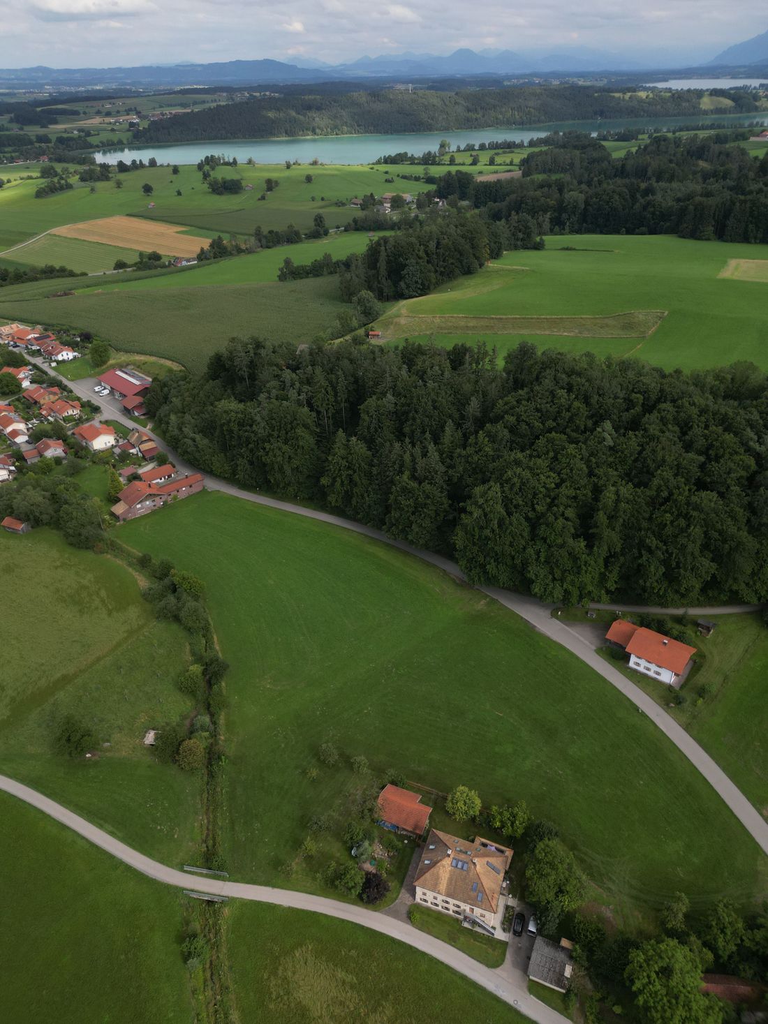 Burg2 mit Anwesen und Tachinger See