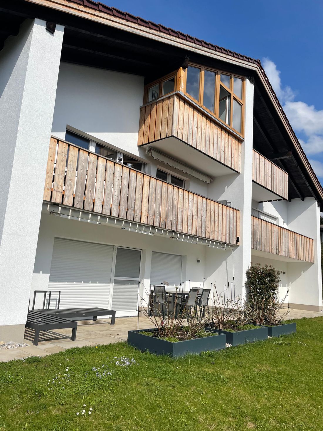 Hausansicht mit Balkon