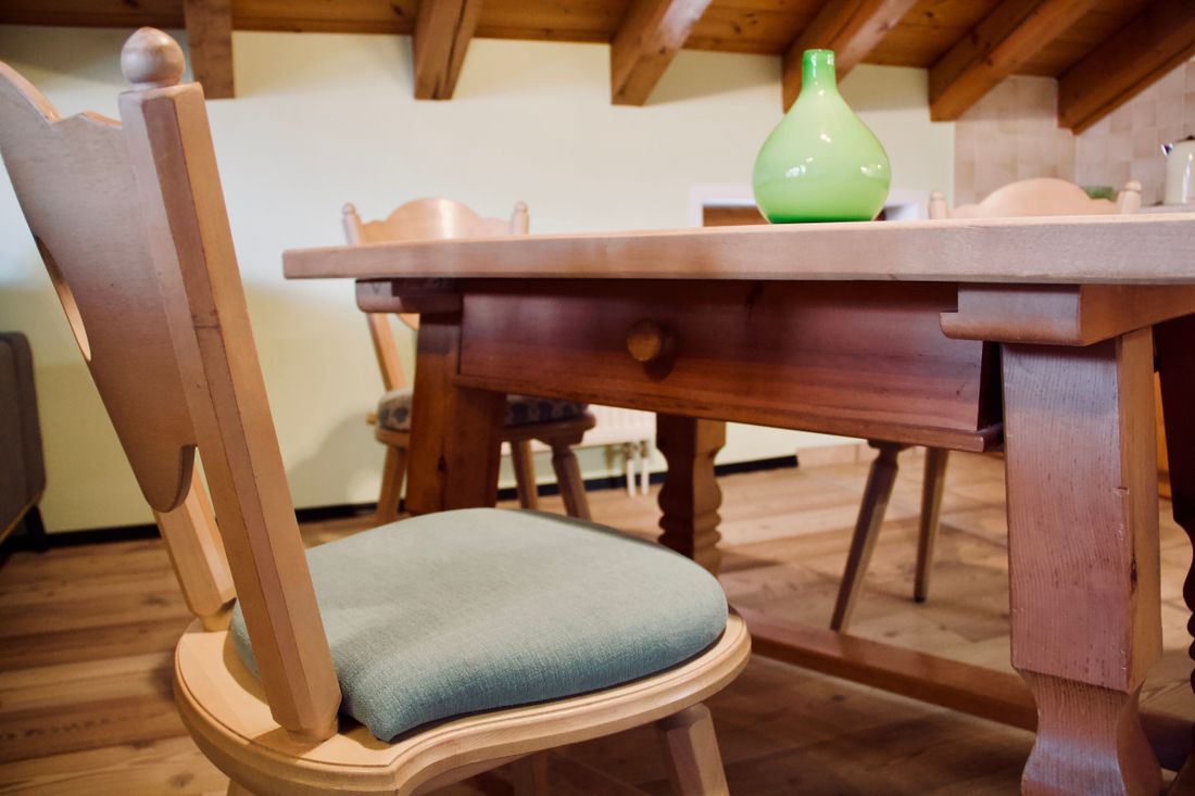 Stühle und Tisch mit Lebenserfahrung