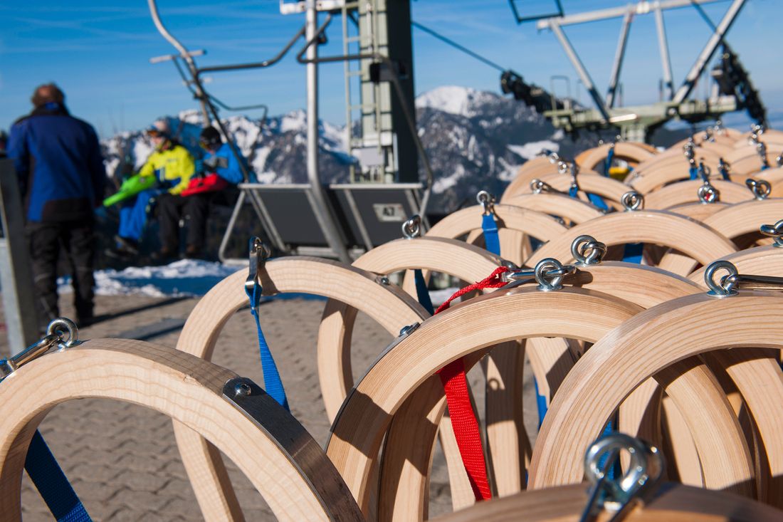 Rodeln stehen an der Bergstation der Unternbergbahn in Ruhpolding bereit