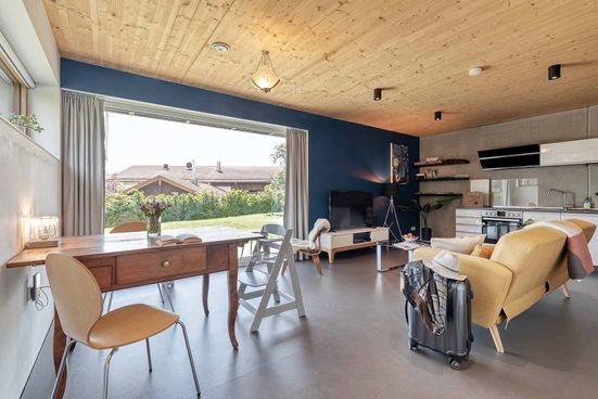 Wohnbereich mit Küche der 5-Sterne-Ferienwohnung Lieblingseck in Gstadt am Chiemsee.