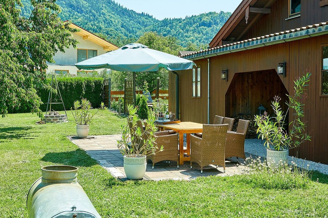 möblierte Gartenterrasse