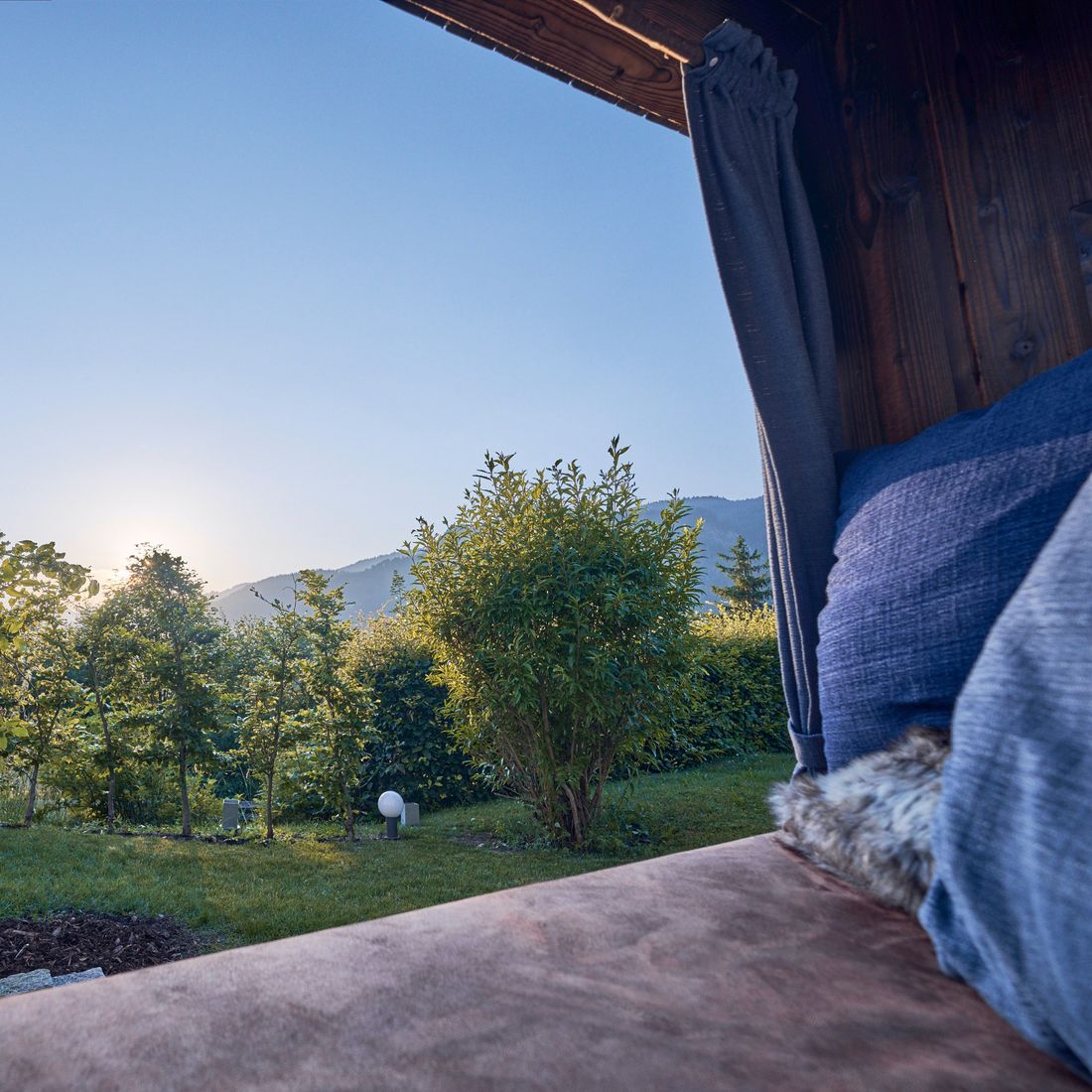 designchalets alpenstrandkorb  Blick auf die Berge relax