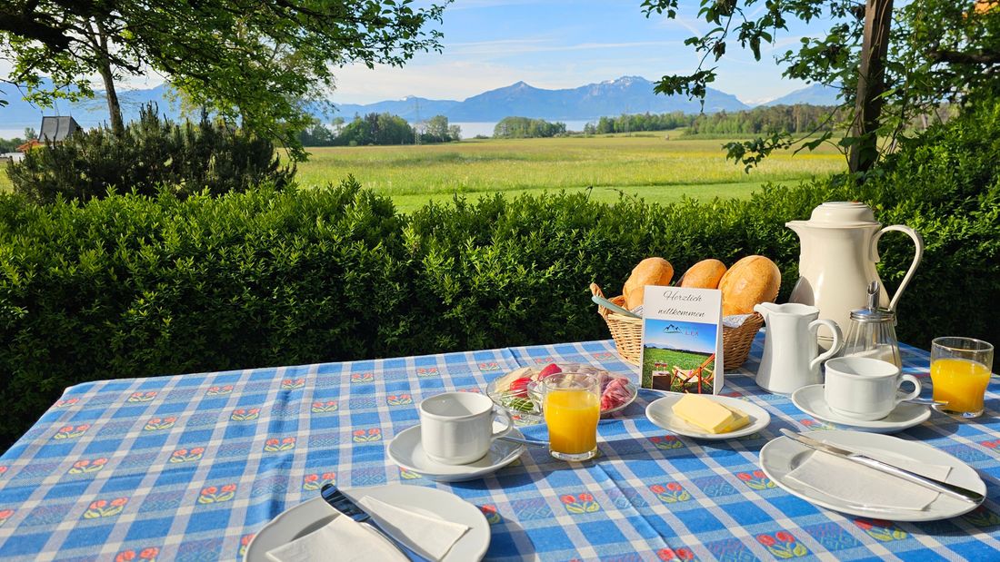 Frühstück auf der Panoramaterrasse, optional buchbar (Beispielbild)