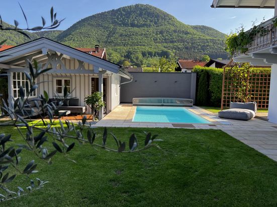 Hausansicht mit Pool für Studio 1 EG