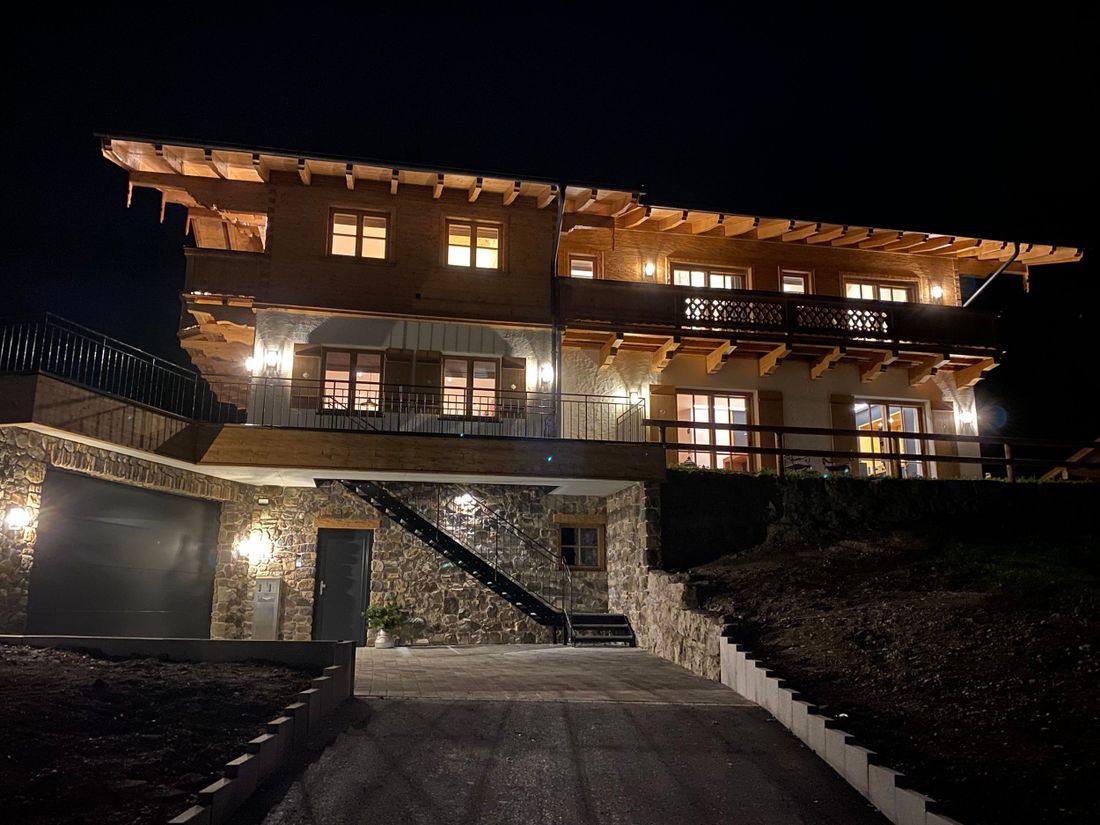 Hausansicht bei Nacht