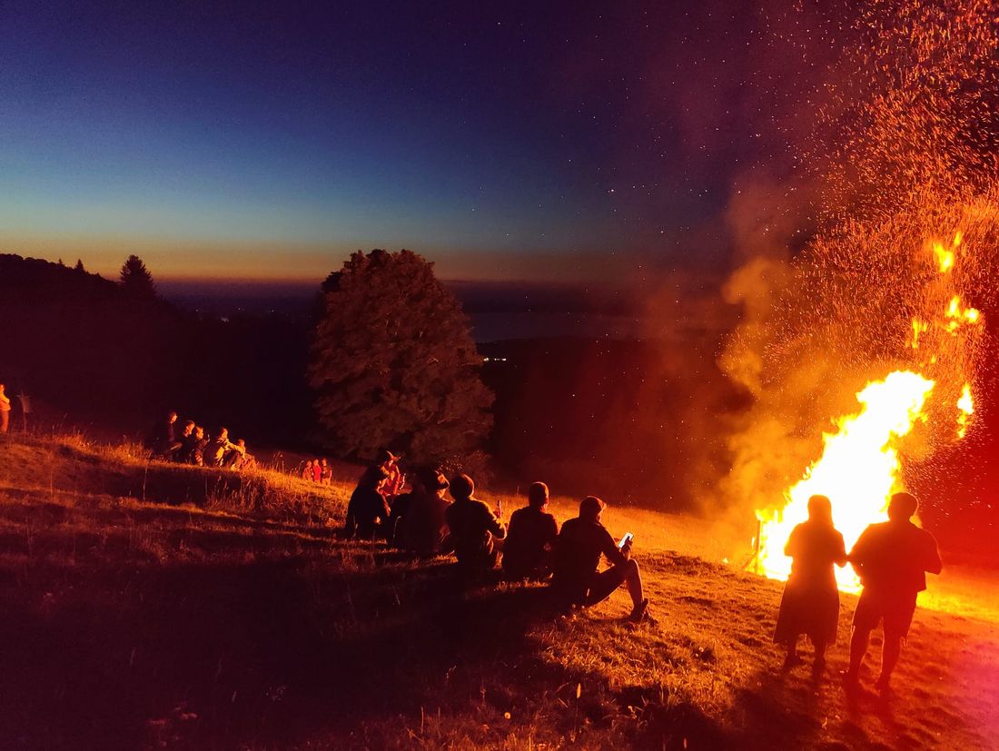 Gäste-Info 2026, für einen unvergesslichen Abend auf einer  Alm,  am 19.06.2026 wäre  wieder unser jährliches Sonnwendfeuer.