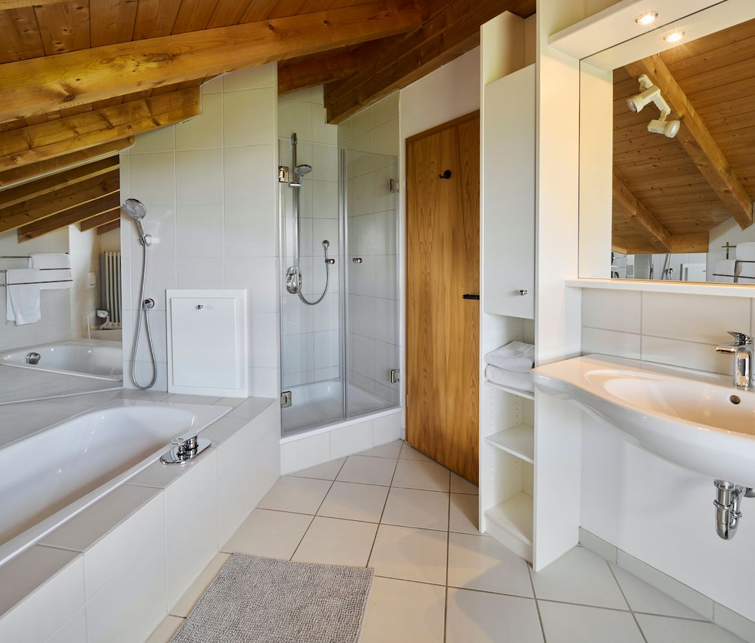 Bad zu Schlafzimmer 3 (Dachgeschoss)