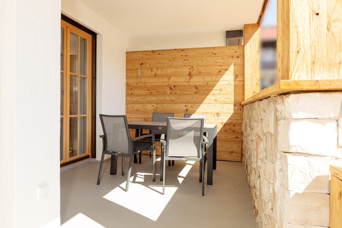 Großer, überdachter Balkon