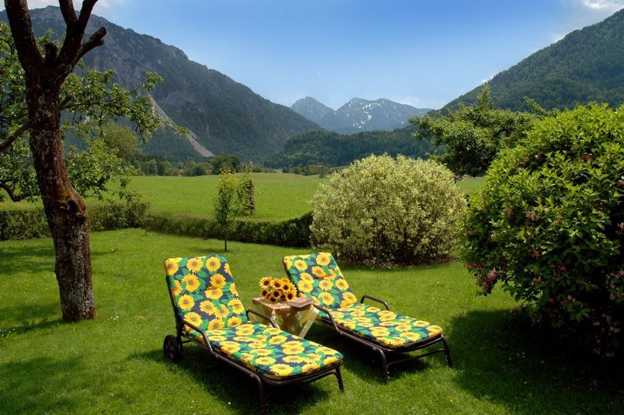 gepflegter Garten mit Liegewiese