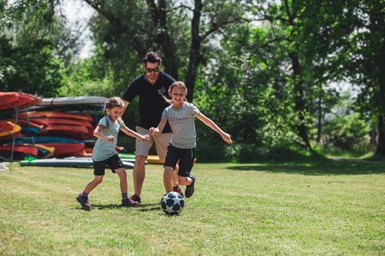 Fußballspielen am Chiemseestrand in Übersee
