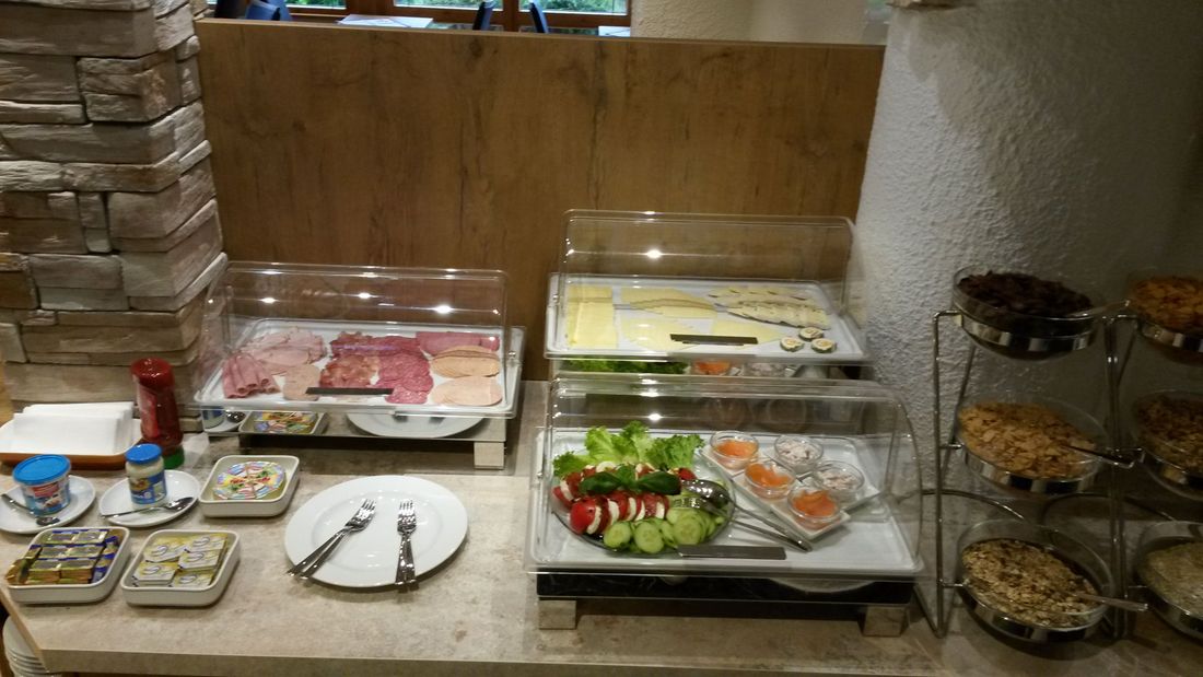 frische, reichhaltige Auswahl am Buffet