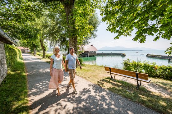 Paar spaziert am Chiemsee
