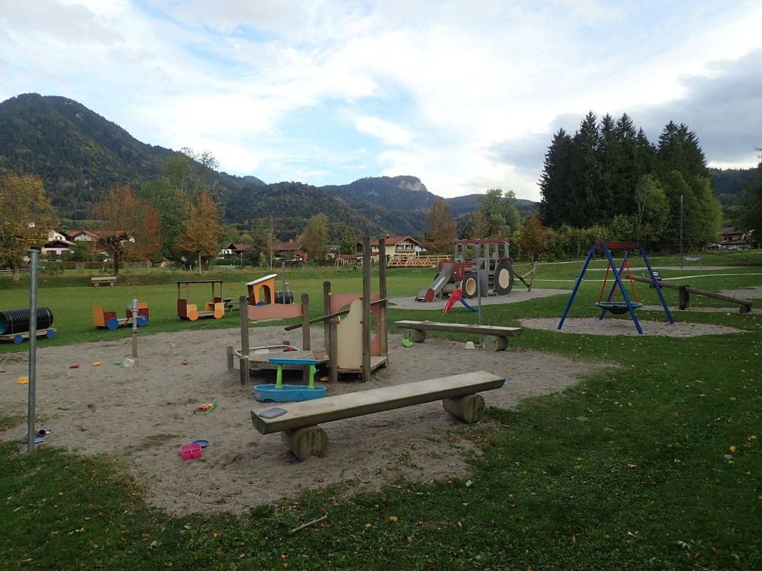 Großer Kinderspielplatz am Wössner Bach
