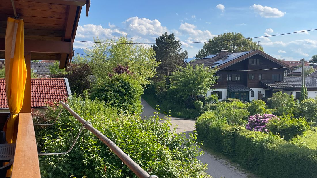 Blick vom Balkon zur Straße