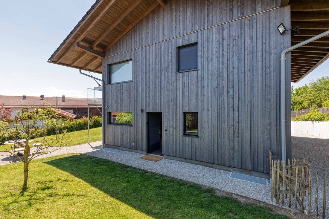 "Ihre Terrasse und geschütze Eingang der nachhaltigen Ferienwohnung Lieblingseck am Chiemsee"