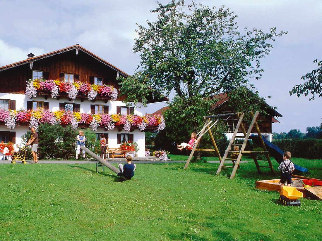 Hausansicht Spielplatz