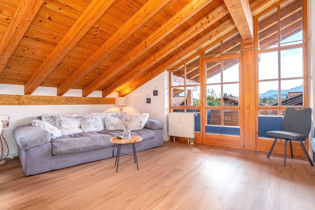 Heller Wohnbereich mit Zugang zum Balkon