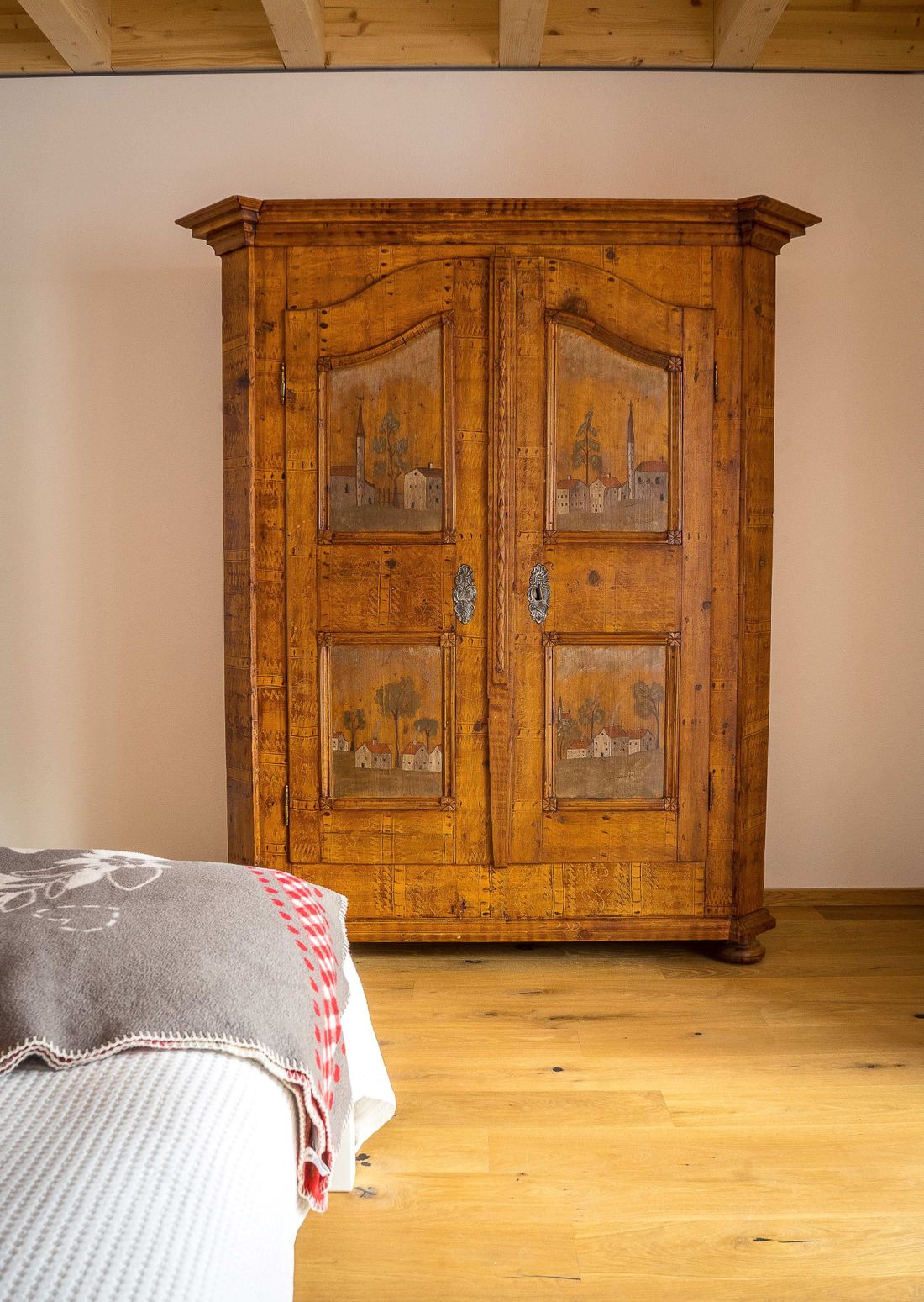 Bauernschrank im Schlafzimmer