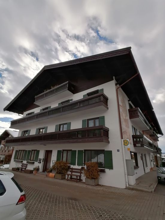 Hausansicht und Blick auf Ferienwohnung im 1. OK recht mit beiden Balkonen