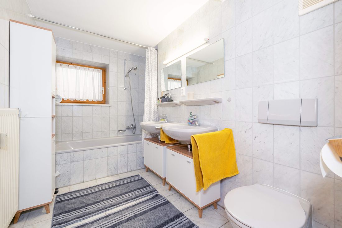 Großes, modernes Bad mit Bdewanne und Dusche