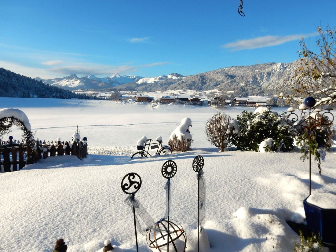 Freuen Sie sich auf einen traumhaften Ausblick von unseren Ferienwohnungen im "Gästehaus Schönfeld" im Winter...