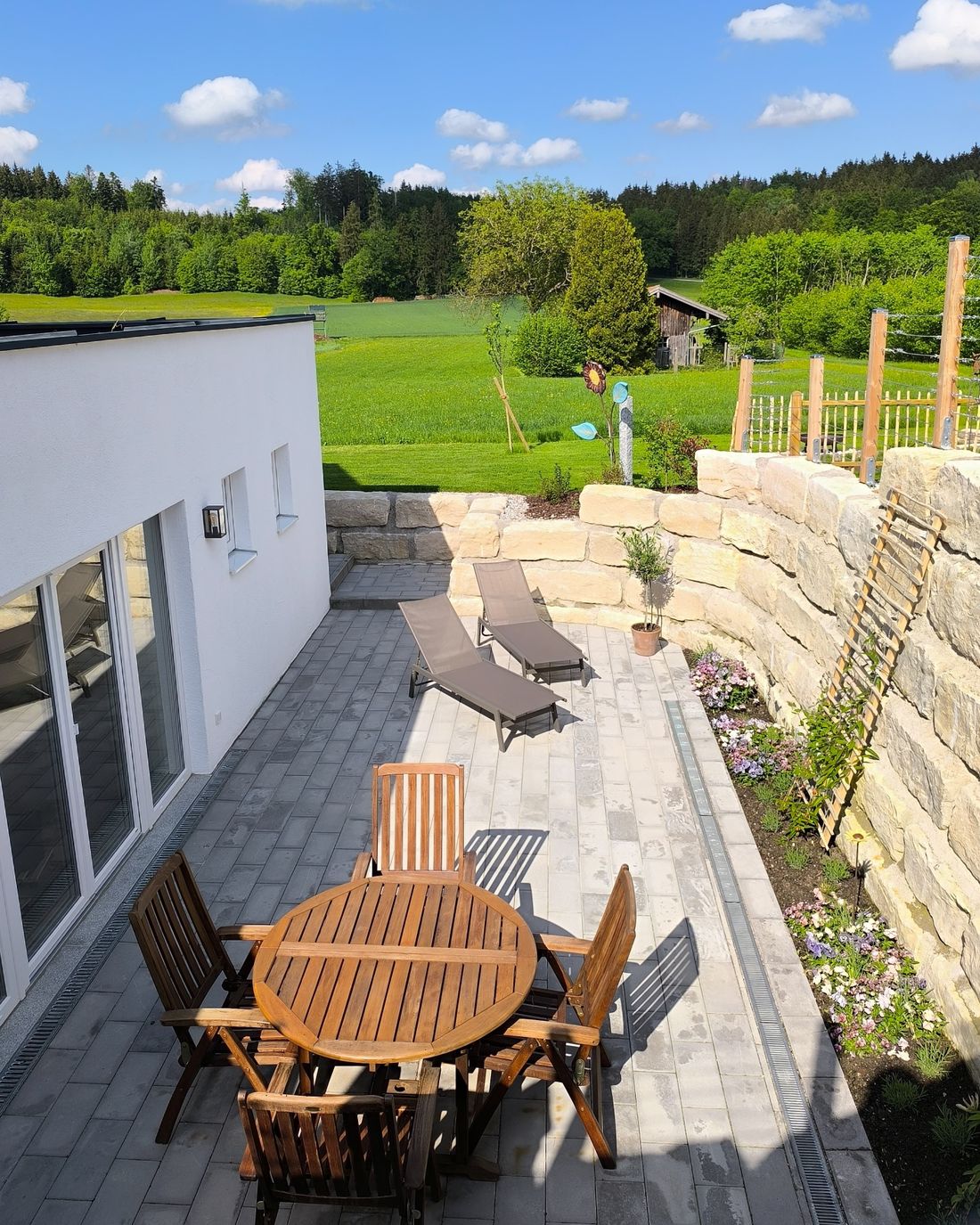 Terrasse mit Sitzgelegenheit und Liegen, Ausblick Garten