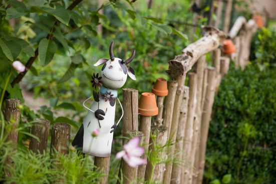 Geschmückter Gartenzaun vom Huberhof in Truchtlaching