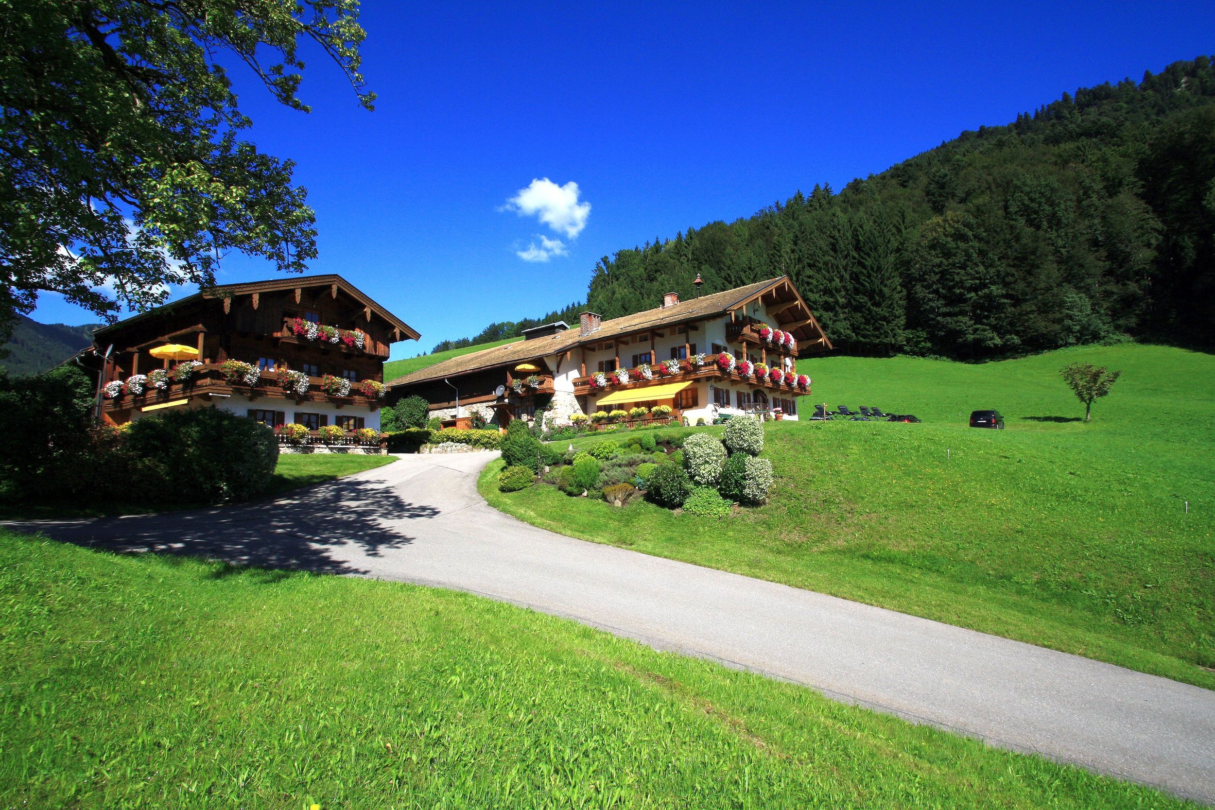 Hofansicht Obersteinberg-Hof Ruhpolding im Frühjahr/Sommer