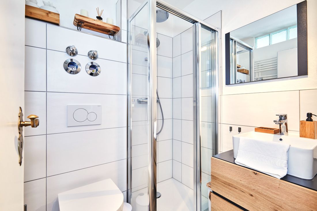 Modernes Bad mit Dusche und WC